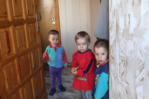 15:38 Piotruś, Kubuś i Zuzia są trojaczkami. Dwuipółlatkowie lubią bawić się na podwórku w rodzinnej Jerce.