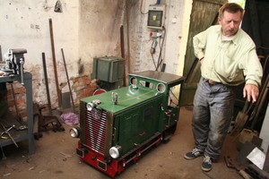 12:30 Trwa budowa pierwszej parkowej kolejki w Cichowie. Konstruktorem jest Tadeusz Popiel.