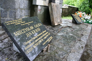 14:20 Tego dnia na lubińskim cmentarzu zamontowano pamiątkowe tablice poświęcone m.in. Janowi Krauzemu. Kilka dni później podczas odsłonięcia tablic, zginął jego wnuk, który rozbił tuż obok samolot próbując zrzucić na cmentarz wiązankę kwiatów.