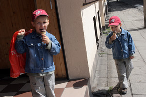 Kościan, godz. 10.45, Plac Wolności.  Pięcioletnie bliźniaki Radek i Marcin Brylscy codziennie przyjeżdżają z Pianowa do Kościana do babci, która się nimi opiekuje w czasie, gdy rodzice są w pracy. Właśnie udało im się namówić babcię na kupno lodów.