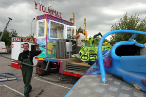 Kościan, godz. 15.56, plac przy Zespole Szkół nr 3. Pracownicy lunaparku 