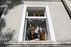 Kościan, godz. 10.11 al. Kościuszki. Pani Elżbieta ze swoim półtorarocznym psem Maksiem obserwują świat.