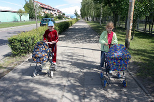 Kościan, godz. 15.11 ul. Wyzwolenia. Siedmiolatki Zuzia Gościniak i Martyna Wojciechowska wyszły na spacer ze swoimi lalkami, dziewczynki chodzą do przedszkola, a od września pójdą razem do pierwszej klasy.  