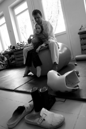 Kościan, Ośrodek Rehabilitacji dla Dzieci i Młodzieży. Darek Stefaniak rehabilituje Natalkę. 