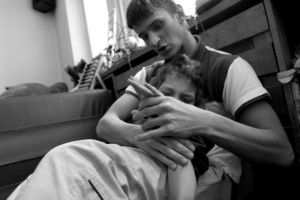 Kościan, Ośrodek Rehabilitacji dla Dzieci i Młodzieży. Fizjoterapeuta Tomek Kamiński podczas pracy.