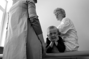 Kościan, Ośrodek Rehabilitacji dla Dzieci i Młodzieży. Agnieszka Walkowiak uczy mamę Gabrysia jak wykonywać masaż Shantala. Gabriel z masażu jest zadowolony.