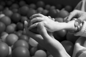 Kościan, Ośrodek Rehabilitacji dla Dzieci i Młodzieży. Dłoń Aśki wymaga rehabilitacji 