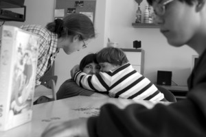 Kościan, Ośrodek Rehabilitacji dla Dzieci i Młodzieży. Agnieszka przytula się do ,,cioci’’ Hani. Tu każdy z pracowników ma status wujka lub cioci.