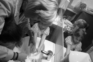 Kościan, Ośrodek Rehabilitacji dla Dzieci i Młodzieży. „Ciocia” Halina Prajsner pomaga dzieciom umyć ręce.