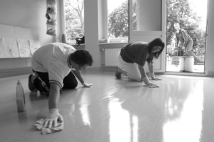 Kościan, Ośrodek Rehabilitacji dla Dzieci i Młodzieży. Hania Dubska z Mirkiem Kaczmarkiem pucują podłogi. 