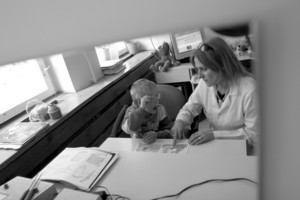  Kościan, Ośrodek Rehabilitacji dla Dzieci i Młodzieży. Sebastian ćwiczy z logopedą Barbarą Żegalską.