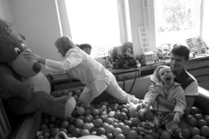 Kościan, Ośrodek Rehabilitacji dla Dzieci i Młodzieży. Asia ćwiczy w suchym basenie z Tomkiem Kamińskim i Agnieszką Czyżak. 