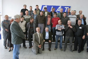 Kościan, siedziba firmy Polmozbyt przy ul. Śmigielskiej, godz. 14.00-14.15. Podczas wybierania optymalnego ustawiania modeli do pamiątkowego zdjęcia proponowano i takie pozy...