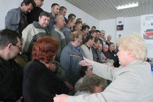 Kościan, siedziba firmy Polmozbyt przy ul. Śmigielskiej, godz. 14.00-14.15. Trwa ustawianie modeli do pamiątkowego zdjęcia załogi - akcją kieruje Anna Szajkowska