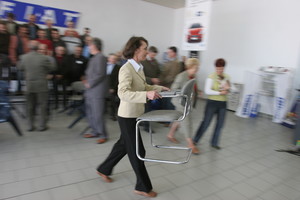 Kościan, siedziba firmy Polmozbyt przy ul. Śmigielskiej, godz. 14.00-14.15. Przygotowania do wykonania pamiątkowego zdjęcia załogi. Najważniejsza jest dobra organizacja planu. Z kadru trzeba usunąć zbędne krzesło.