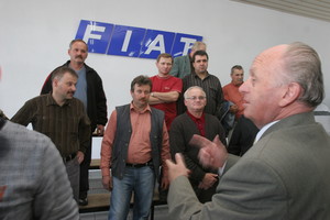 Kościan, siedziba firmy Polmozbyt przy ul. Śmigielskiej, godz. 14.00-14.15. Przygotowania do wykonania pamiątkowego zdjęcia załogi. Swoje uwagi zgłasza prezes Czesław Witek.