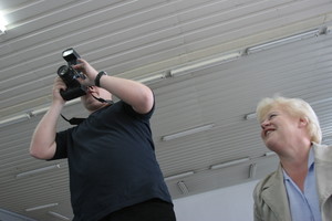  Kościan, siedziba firmy Polmozbyt przy ul. Śmigielskiej, godz. 14.00-14.15. Paweł Szajkowski fotografuje załogę, a nad organizacją planu czuwa jego mama Anna. 