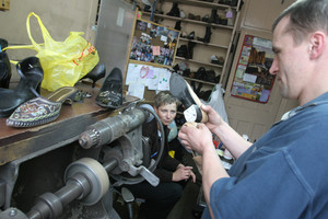 Kościan, godz. 13.33 zakład szewski przy ul. Surzyńskiego. Pan Tomasz Szajek jest szewcem od 10 lat. Warsztat przejął rok temu po ojcu, który prowadził go ćwierć wieku. W pracy towarzyszy mu żona Magdalena.