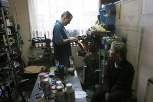 Kościan, godz. 13.33 zakład szewski przy ul. Surzyńskiego. Pan Tomasz Szajek jest szewcem od 10 lat. Warsztat przejął rok temu po ojcu, który prowadził go ćwierć wieku. W pracy towarzyszy mu żona Magdalena.