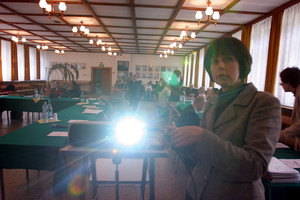 Kościan, świetlica szpitala SP ZOZ w Kościanie. Przed sesją Rady Powiatu Ewa Beba dyrektor Powiatowego Urzędu Pracy przygotowuje prezentację o sytuacji na lokalnym rynku pracy.