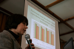 Kościan, świetlica szpitala SP ZOZ w Kościanie. Sesja Rady Powiatu, Ewa Beba dyrektor Powiatowego Urzędu Pracy omawia sytuację na lokalnym rynku pracy.