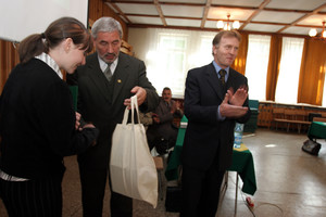 Karolina Sikorska. Kościan, świetlica szpitala SP ZOZ w Kościanie. Podczas sesji Rady Powiatu przewodniczący rady Edward Strzymiński ze starostą Andrzejem Jęczem i doktorem Cezarym Trosiakiem, wręczyli siedmiu osobom stypendia i nagrody ufundowane przez Stowarzyszenie Oświatowego im Dezyderego Chłapowskiego. 