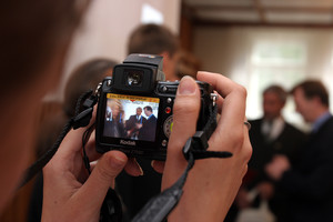 Kościan, świetlica szpitala SP ZOZ w Kościanie. Podczas sesji Rady Powiatu fotoreporterów lokalnej prasy najbardziej interesowało wręczanie stypendiów Stowarzyszenia Oświatowego im Dezyderego Chłapowskiego. 