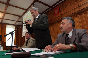 Kościan, świetlica szpitala SP ZOZ w Kościanie. Sesja Rady Powiatu Kościańskiego – przewodniczący Edward Strzymiński w towarzystwie swoich zastępców: Kazimierza Józefowskiego i Ryszarda Fornalika.