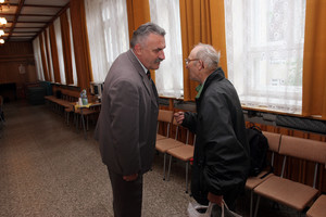 Kościan, świetlica szpitala SP ZOZ w Kościanie. Sesja Rady Powiatu Kościańskiego. Wiceprzewodniczący rady Ryszarda Fornalik podczas rozmowy z mieszkańcem. 