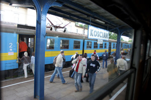 Kościan, godz. 18.35 dworzec PKP. Właśnie przyjechał pociąg do Rawicza.