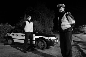 Dwanaście minut po północy. Przy ulicy Północnej w Kościanie nocny patrol pełnią: sierżant sztabowy Przemysław Maćkowiak i strażnik miejski Filip Maras. Przez pierwsze półgodziny 6 czerwca przejechał tędy jeden samochód. Na parkingach spokój...