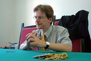 Przed rozprawami. Michał Olszewski - sędzia Sądu Rejonowego w Kościanie jeszcze bez togi, ale już na sali rozpraw. Tego dnia orzekał w sprawach cywilnych do godziny 15.