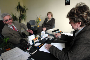 - Właściwie to mnie tutaj nie ma – mówi Henryk Bartoszewski, wójt gminy Kościan, który na pięć minut wstąpił do kierowanego przez siebie urzędu. Cały dzień pracować będzie w terenie. Teraz przekazuje swoje uwagi skarbnikowi gminy Reginie Włodarczak