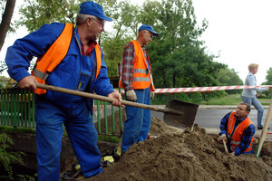 Godz. 13.09. Trwa odkopywanie zaworu gazowego przy moście na ulicy Marcinkowskiego w Kościanie. Od kilku dni ulatniał się tu gaz z instalacji. 
