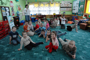 - To jest tata Olgi, zrobi nam zdjęcie – informuje grupę ,,Motylków” Małgorzata Ptak, nauczycielka z samorządowego przedszkola nr 2 w Kościanie 