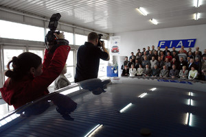 Kościan, siedziba firmy Polmozbyt, godz. 14.07. Karolina Sikorska dokumentuje pracę fotografa Pawła Szajkowskiego, który na zlecenie Polmozbytu robi zdjęcie całej załodze. Zdjęcie powstaje specjalnie na Projekt PKS