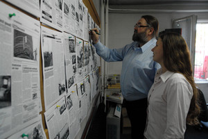 Kościan, redakcja Gazety Kościańskiej, godz. 15.00. Chociaż datowany na następny dzień numer tygodnika już wysłano do drukarni – redaktor naczelny Jerzy Wizerkaniuk i redaktor Hanna Danel omawiają makietę jednej ze stron. 