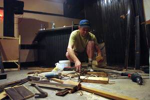 Kościan, pub Trops przy ul. Wrocławskiej. Właściciel Bogdan Ruszkiewicz powiększa lokal. Przesunął bar i zyskał kilka dodatkowych metrów dla klientów. 