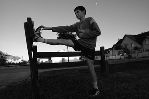 Kościan, ogród za kamienicą przy ul. Piłsudskiego. 13-letni Dawid podczas codziennego wieczornego treningu. Dawid wyczynowo trenuje tenis ziemny w klubie Groclin Dyskobolia Grodzisk Wlkp. Trenuje od 6 lat i ma już znaczące osiągnięcia...