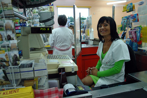 Kościan, sklep PSS Społem przy ul. Piłsudskiego, godz. 20.59. Promienny uśmiech do ostatniego tego dnia klienta, którym okazał się autor zdjęcia