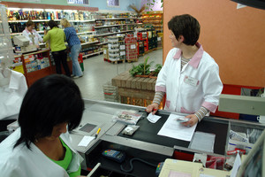Kościan, sklep PSS Społem przy ul. Piłsudskiego, godz. 21.04. Sklep zamknięto cztery minuty temu. W kasie nr jeden trwa już liczenie utargu, a przy stosiku z alkoholem towar wybierają dwie spóźnione klientki. 