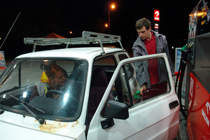 Kościan stacja paliw Orlen przy ul. Śmigielskiej, godz. 22.55. - Słyszałaś będziemy w tutejszym muzeum! Ale jaja! – informuje swoją dziewczynę kierowca nadżartego zębem czasu malucha na poznańskich numerach. 