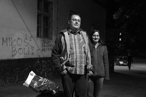 Kościan, dworzec PKP, godz. 23.11. Ania odprowadza na pociąg Łukasza, który jedzie służbowo na konferencję do Zakopanego. Oboje nie wierzą w hasło wymalowane na ścianie dworca. 