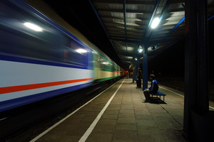 Kościan, dworzec PKP, godz. 23.16, wjeżdża pociąg pospieszny do Krakowa. Wsiadło do niego dwóch pasażerów, a wysiadło czterech.