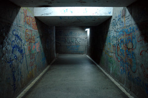 Kościan, dworzec PKP, godz. 23.20. Przyjezdni, a by dotrzeć do miasta muszą pokonać to ponure przejście podziemne. 