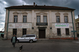 Budynek dawnej restauracji AMERYKA w Śmiglu. Przed laty, lokal był znany w całym regionie. Może nie tyle ze standardu, co bardziej z nazwy, która w czasach socrealu nikomu nie przeszkadzała. Dziś obiekt nie przypomina Ameryki z dawnych lat.