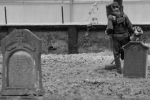 Cmentarz poewangelicki w Śmiglu. Tego dnia Jarosław Walkiewicz, Jarosław Czchowski i Stanisław Podrzycki z Zakładu Gospodarki Komunalnej prowadzili na cmentarzu prace porządkowe.