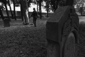 Cmentarz poewangelicki w Śmiglu. Tego dnia Jarosław Walkiewicz, Jarosław Czchowski i Stanisław Podrzycki z Zakładu Gospodarki Komunalnej prowadzili na cmentarzu prace porządkowe.