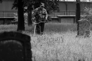 Cmentarz poewangelicki w Śmiglu. Tego dnia Jarosław Walkiewicz, Jarosław Czchowski i Stanisław Podrzycki z Zakładu Gospodarki Komunalnej prowadzili na cmentarzu prace porządkowe.