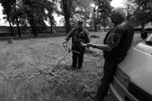 Cmentarz poewangelicki w Śmiglu. Tego dnia Jarosław Walkiewicz, Jarosław Czchowski i Stanisław Podrzycki z Zakładu Gospodarki Komunalnej prowadzili na cmentarzu prace porządkowe.